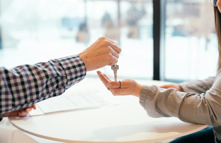 Moderne Gebäudetechnik mit Photovoltaik und Wärmepumpe