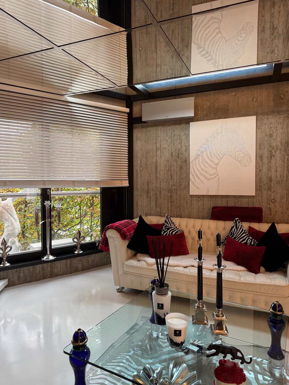 Daikin Emura Klimaanlage Single Split in Silber 3,5 kW im Wohnbereich München-Nymphenburg mit schwarzem Kabelkanal