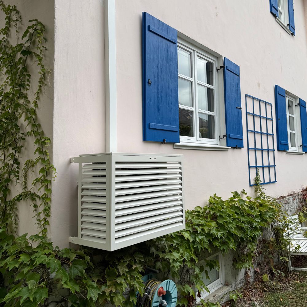 Daikin Sensira Klimaanlage Außengerät mit Designhaube als Sichtschutz an der Fassade Einfamilienhaus Gräfelfing