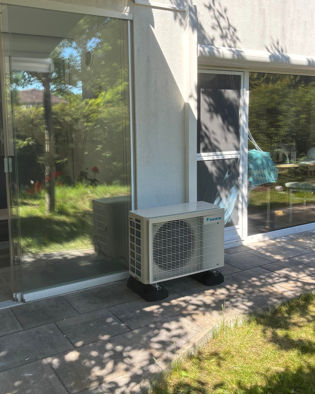 Daikin Emura Außengerät Einfamilienhaus Gräfelfing Terrasse Dämpfungssockel leiser Betrieb