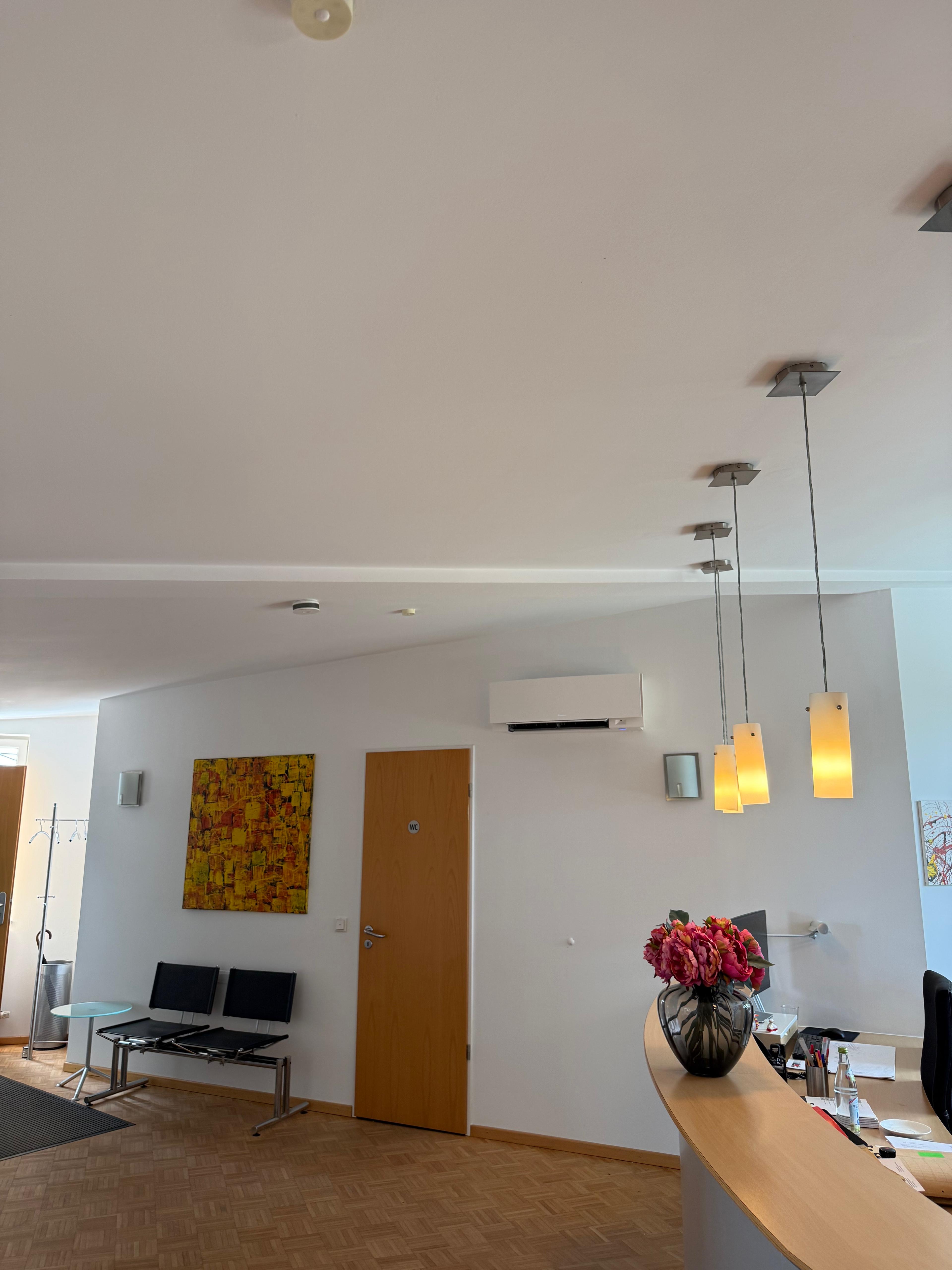 Daikin Emura 5kW Notariat Dachau Empfangsbereich Design Effizienz