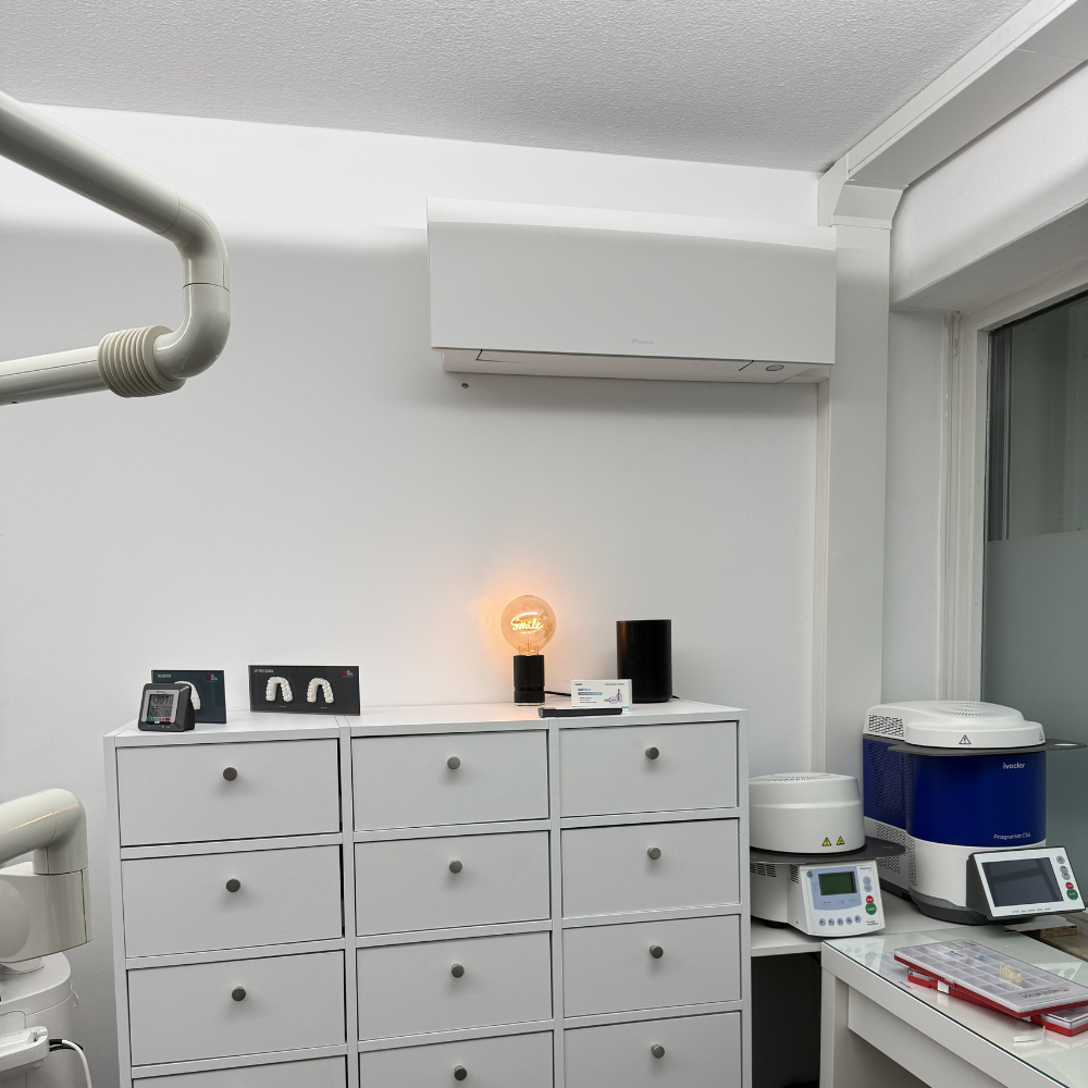 Daikin Emura 5-fach Multisplit Zahnarztpraxis hygienisch App-Steuerung KfW-Förderung Design