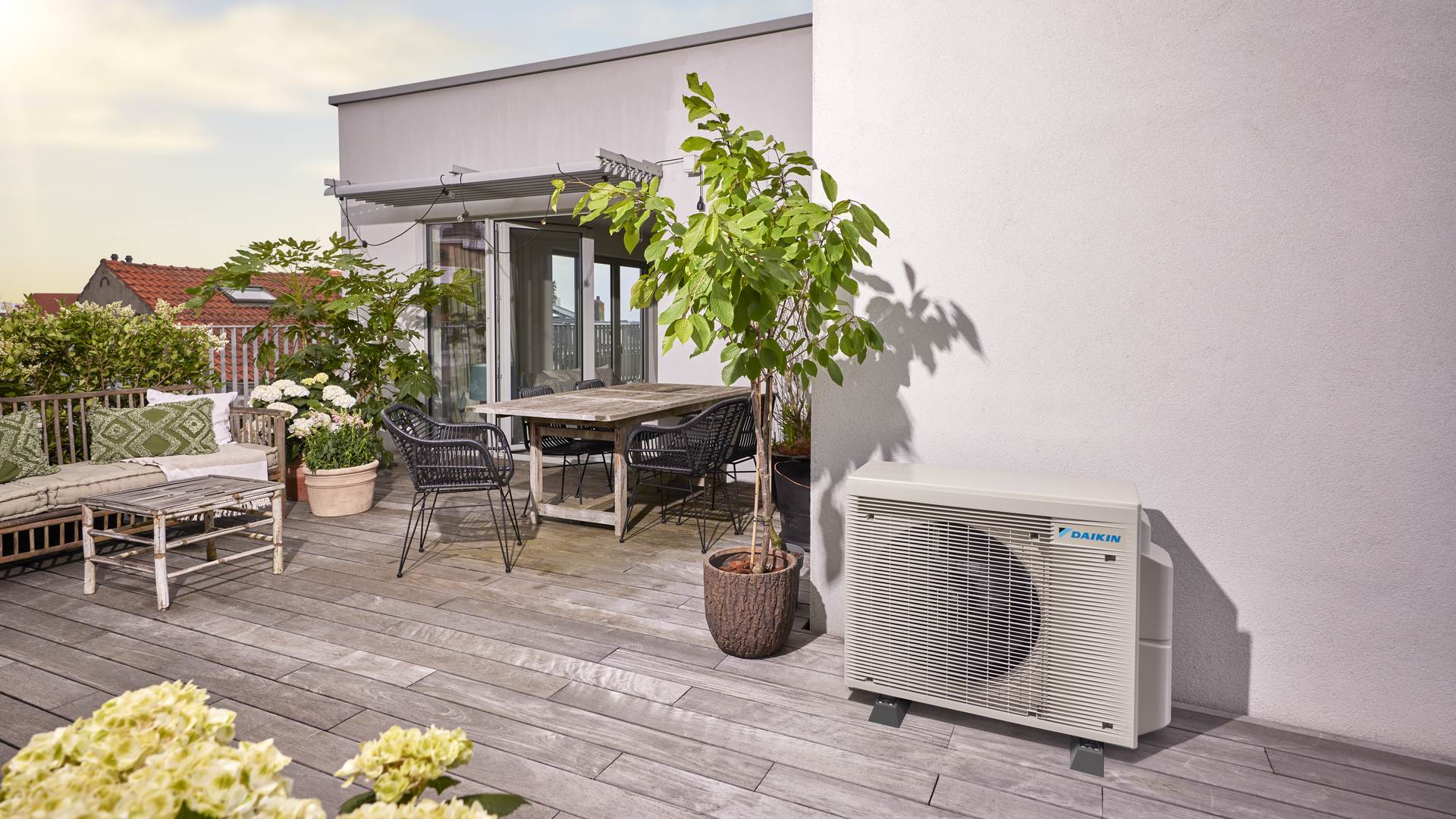Daikin Wärmepumpe Außengerät an der Hauswand einer Dachterrasse – Heizung, Klima und Lüftung von SE Gebäudetechnik in München und im Würmtal